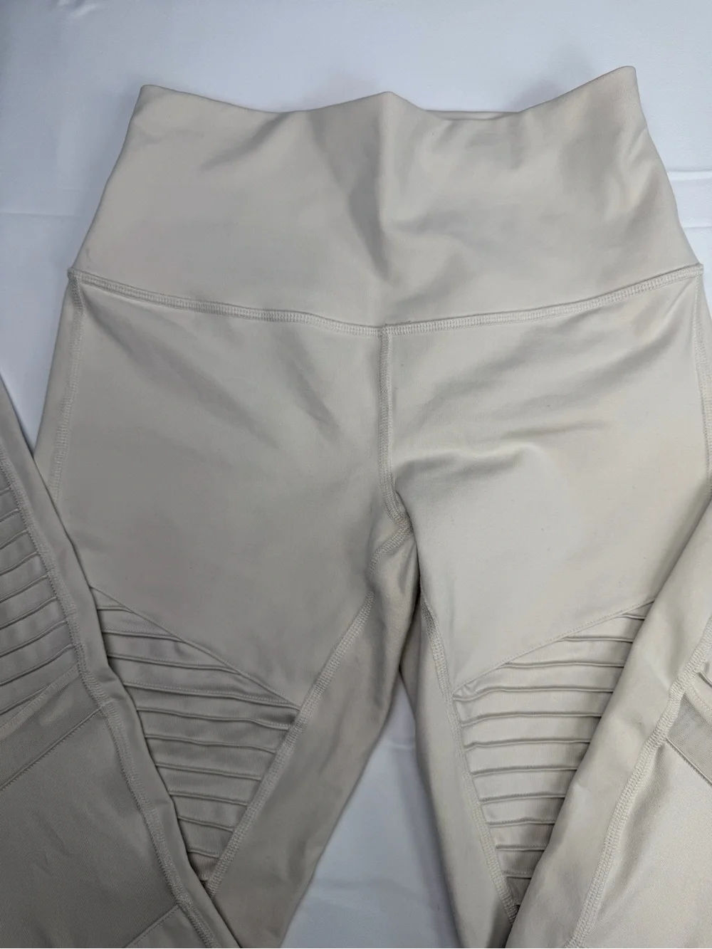 ALO Yoga Cream High-Rise Moto Style Seamless Leggings- Never worn !! perfect SM